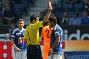 Schiedsrichter Fedayi San zeigt im Spiel gegen GC am 13. September dem Luzerner Dario Lezcano die rote Karte. (Bild Philipp Schmidli)