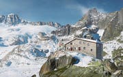 Die Albert-Heim-Hütte erhält im kommenden Sommer einen neuen Anbau (rechts). (Bild: Visualisierung Dome Visual GmbH)