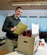 Auch Gemeindeschreiber Adrian Truttmann hilft beim Zügeln der Gemeindeverwaltung. (Bild: Corinne Glanzmann (Lungern, 3. Januar 2018))