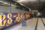 Patrick «Redl» Wehrli verpasst dem alten Glacier-Express-Wagen ein legales Graffiti. (Bilder: Elias Bricker (Glis, 4. Januar 2017))