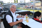 Der Urner Geni Wipfli (67) steht regelmässig auf der Offenen Rennbahn in Oerlikon als Speaker im Einsatz. (Bild: Elias Bricker / Neue UZ)