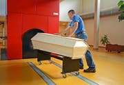 Auch wenn die Kremation selbst ein nüchterner Arbeitsablauf ist, für Erwin Auf der Maur ist die Wahrung der Pietät aus Respekt gegenüber dem Verstorbenen oberstes Gebot. Bei jedem Handgriff. (Bild Andreas Faessler)