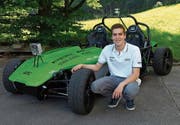 Der Schwyzer Robin Deuber mit dem selbstfahrenden Auto, das von einer Gruppe von ETH-Studenten entwickelt wird. (Bild: PD)