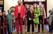 Eine unkonventionelle Familie: Ben (Viggo Mortensen) und die sechs Kinder sind zur Beerdigung der Ehefrau und Mutter angereist. (Bild: Impuls Pictures/PD)