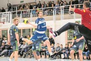 SG Pilatus Luca Stadelmann gegen Muotathals Torhüter Florian Oechslin. (Bild: Philipp Schmidli (Muotathal, 13. Januar 2018))
