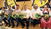 Die neugewählten Ehrenmitglieder des Urner Kantonalen Schwingerverbandes, flankiert von den Ehrendamen; von links: Raphael Arnold, Peter Achermann, René Schuler und David Zurfluh.B (Bild: ilder: Paul Gwerder (Attinghausen, 21. Januar 2018))