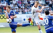 Marc Janko (in Weiss) schiesst an FCL-Verteidiger François Affolter (links) vorbei das 2:2 für den FC Basel. (Bild: Keystone/Thomas Hodel)