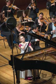 Die britische Pianistin Alma Deutscher mit dem Luzerner Sinfonieorchester. (Bild: Dominik Wunderli (2. März 2018))