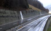 Zwischen Seewen und Brunnen haben sich zwei Miniwasserfälle gebildet. (Bild: Webcam AfBN)