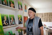 Der Stanser Künstler Oskar Amrein mit seinen Ausstellungsstücken, die er ab heute im «Chalet»-Säli zeigt. Bild: Marion Wannemacher