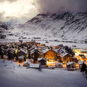 Anders als in anderen Schweizer Nobel-Ferienorten sind die Immobilienpreise in Andermatt in den letzten drei Jahren vergleichsweise moderat angestiegen. Das Bild zeigt das Luxus-Hotel The Chedi (Mitte). (Bild: Keystone/Sigi Tischler)
