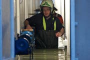 Feuerwehreinsatz im neuen Bootshaus an der Seestrasse. (Bild: Geri Holdener, Bote der Urschweiz)