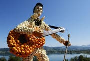 Mit Kürbissen kann man ganze Skulpturen bauen: Im Bild ein Kürbis-Elvis bei Seegräben. (Bild: Keystone)