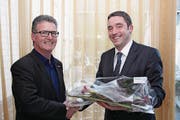 Präsident Michael Meier (rechts) verabschiedet seinen Vorgänger Toni Epp bei der TCS Sektion Uri. (Bild: Paul Gwerder (Schattdorf, 21. April 2017))