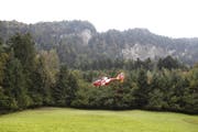 Die Rega fliegt den Patienten in eine auswärtige Klinik. (Bild: Geri Holdener, Bote der Urschweiz)