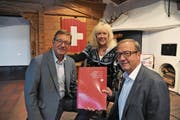 Josef Dittli (links) und Alfred Bossard überreichen Stephani Victor den symbolischen Pass. (Bild: Urs Hanhart (Seelisberg, 22. September 2017))