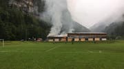 Dichter Rauch drang zu Beginn aus einer Halle. (Bild: Leserbild Bote der Urschweiz)