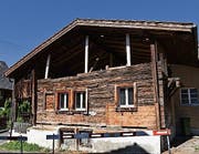Das einsturzgefährdete Holzhaus in Steinen. (Bild Simon Zumbach)