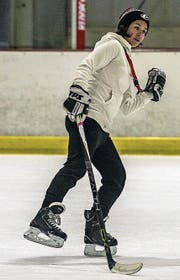 Fühlt sich auch in Eishockeyschuhen wohl: die 29-jährige Angela Thomasius. (Bild: Andrea Hurschler)