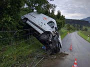 Der Lenker musste verletzt ins Spital gebracht werden. (Bild: Geri Holdener, Bote der Urschweiz)