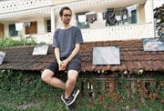 Der Künstler Moritz Hossli präsentiert seine Fotografien von ganz besonderen Landschaften auf dem Dach der Hofmatt in Sarnen. (Bild: Romano Cuonz (Sarnen, 26. August 2017))