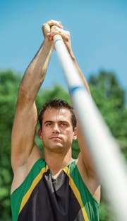 Marco Jost, hier auf der Luzerner Allmend, möchte am kommenden Donnerstag 5,11 Meter überspringen und somit den Innerschweizer Rekord knacken. (Bild: Dominik Wunderli (Luzern, 10. Juni 2017))