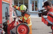 Mit der Videokamera setzt der Fernsehjournalist Lukas Schnyder die Arbeit seiner Feuerwehrkameraden in Szene.Bild: Edi Ettlin (Stans, 7.Oktober 2017) (Bild: Edi Ettlin (Stans, 7.Oktober 2017))
