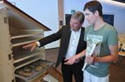 Elias Niederberger (rechts) zeigt Bildungsdirektor Res Schmid seinen Dörrschrank, mit dem er den Mint-Preis gewann. (Bild: Matthias Piazza (Stans, 26. Juni 2017))