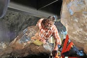 Franz von Arx platziert im Mai 2015 die Riesenkristalle, die er 2009 am Planggenstock auf der Göscheneralp gefunden hat, im Sasso San Gottardo. (Archivbild Neue UZ/Anian Heierli)