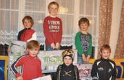 Stolz präsentieren sie ihren Scooter: (hinten, von links) Matteo Gisler, Nico Bricker, Mario Bricker; (vorne, von links) Aidan Kelly, Nicola Gisler und Andrin Kempf. (Bild: Josef Mulle (Unterschächen, 28. Februar 2018))