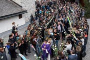 Angehörige und Freunde nehmen von der Freeriderin Estelle Balet Abschied. (Bild: Keystone)