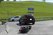 Bei der Kollision wurden der Hyundai und der Töff beschädigt. (Bild: Kantonspolizei Schwyz)