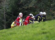Der Schwerverletzte wird zum Helikopter gebracht. (Bild: Geri Holdener, Bote der Urschweiz)