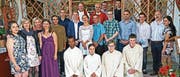 Die sieben Firmlinge mit ihrem jeweiligen Firmgotti und Firmgötti, den Ministranten, Generalvikar Martin Kopp und Pfarrer Viktor Hürlimann. (Bild: PD (Erstfeld, 10. Juni 2017))