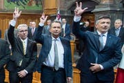 Die zwei neuen Ständeräte Erich Ettlin (links) und Hans Wicki (rechts) bei der Vereidigung mit FDP-Präsident Philipp Müller dazwischen. (Bild: Keystone / Lukas Lehmann)