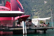 Vreny Arnold und Manuel Gisler vor dem «Rollhotel», das die beiden während 20 Tagen in Flüelen neben der Seerose führen. (Bild Florian Arnold)
