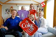 Familie Gasser beim Grosi in Kerns (von links): vorne Vater Erwin, Tabea und Mutter Barbara, hinten Fabienne und Sophie. (Bilder Corinne Glanzmann/PD)