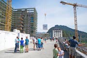 Noch beherrschen auf dem Bürgenstock – hier ein Bild vom Tag der offenen Baustelle – Krane und Gerüste die Szenerie. Mit der Eröffnung des Resorts Mitte 2017 soll der Ausflugsberg mit dem ÖV besser erschlossen werden.Bild: Urs Flüeler/Keystone (Bürgenstock, 3. September 2016)