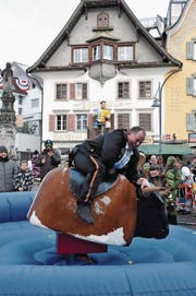 Nur schon das Aufsteigen auf den Bullen macht etlichen Reitern ganz schön zu schaffen.