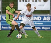 Duell zweier Verteidiger: der Eschenbacher Dario Kurmann (rechts) und Castellos Gianluca Pusterla. (Bild: Dominik Wunderli (Eschenbach, 13. Mai 2017))