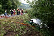 Der Fahrer geriet in einer Linkskurve von der Strasse. (Bild: Geri Holdener)