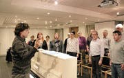 Bald gilt es ernst: Der musikalische Leiter Armin Wyrsch (links) probt mit dem Kirchenchor Bürglen. (Bild: Markus Zwyssig (Bürglen, 16. März 2017))