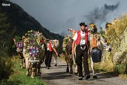 Mit diesem Bild von einem Alpabzug im Kanton Uri wirbt das «National Geographic Traveller» für den Kanton. (Bild: Uripix / National Geographic Traveller)
