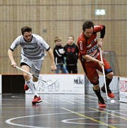 Schoss Sarganserland in der Verlängerung zum Sieg: Vojtech Regi (links), hier im Laufduell mit dem Sarner Jonas von Wyl. (Archivbild: Simona Beeli)