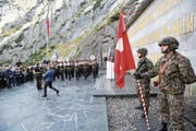 Auch die Schweizer Armee markierte an der Suworow-Gedenkfeier Präsenz. (Bild: Urs Hanhart (Andermatt, 24. September 2017))
