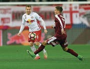 Christian Schwegler (links) im Einsatz für Red Bull Salzburg. (Bild: Krugfoto/Keystone (Salzburg, 25. Februar 2017))