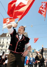 Die Obwaldner und die Nidwaldner Fahnen freundeidgenössisch nebeneinander am Umzug zum Eidgenössischen Jodlerfest. Bild: Eveline Bachmann (Luzern, 29. Juni 2008)