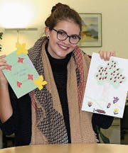 Stefanie Burch mit Zeichnungen, die sie von Kindern in Rumänien erhielt. (Bild: PD)