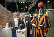 Marcus Risi (links) begutachtet mit Auftraggeber Peter Portmann einen 3D-gedruckten Helm. (Bild: Corinne Glanzmann (Luzern, 7. März 2018))