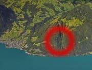 Glück im Unglück: Das Gebiet ist nicht bewohnt. Links im Bild das Dorf Gersau. (Bild: Google Earth)